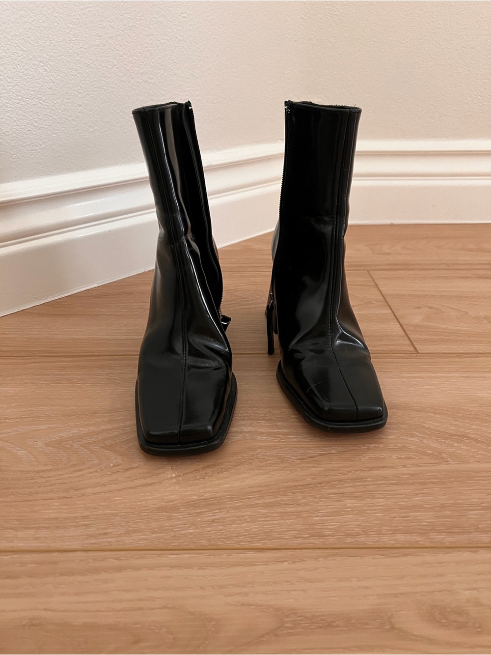 ALOHAS Black Patent Square-Toe Ankle Booties